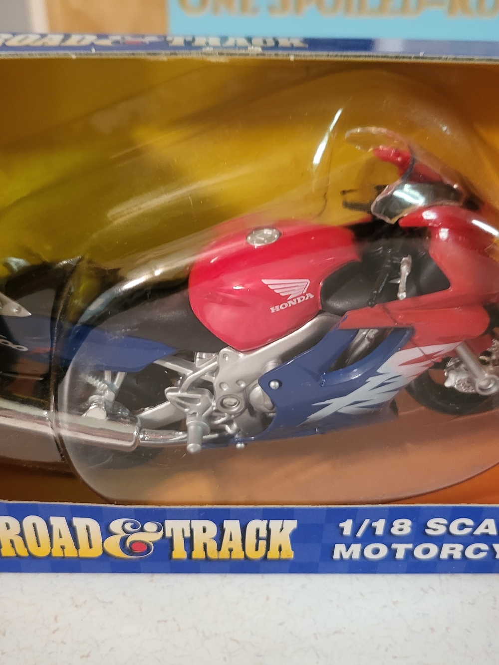 MAISTO ROAD & TRACK 1/18 SCALE DIECAST MOTORCYCLE HONDA CBR 600 F RED BLUE 31026